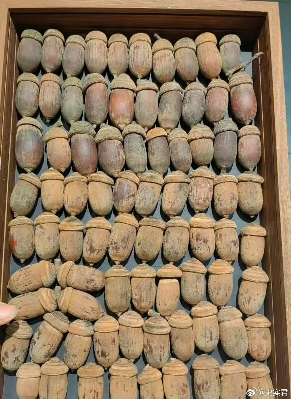 一网友爷爷临走前，留下了一盒他年轻的时候，收藏的东西，一盒整齐摆放的，你们知道是