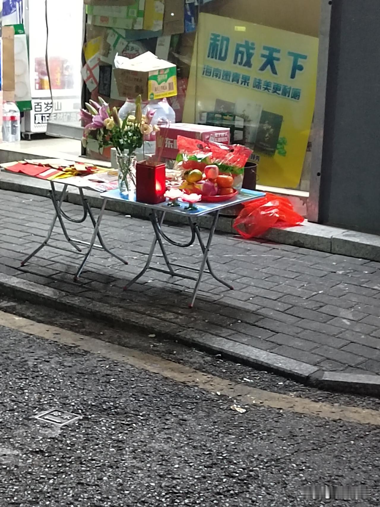 深圳的中秋节！今年很多深圳人竟然不回家？！地铁太多人了！月亮也太美了。
