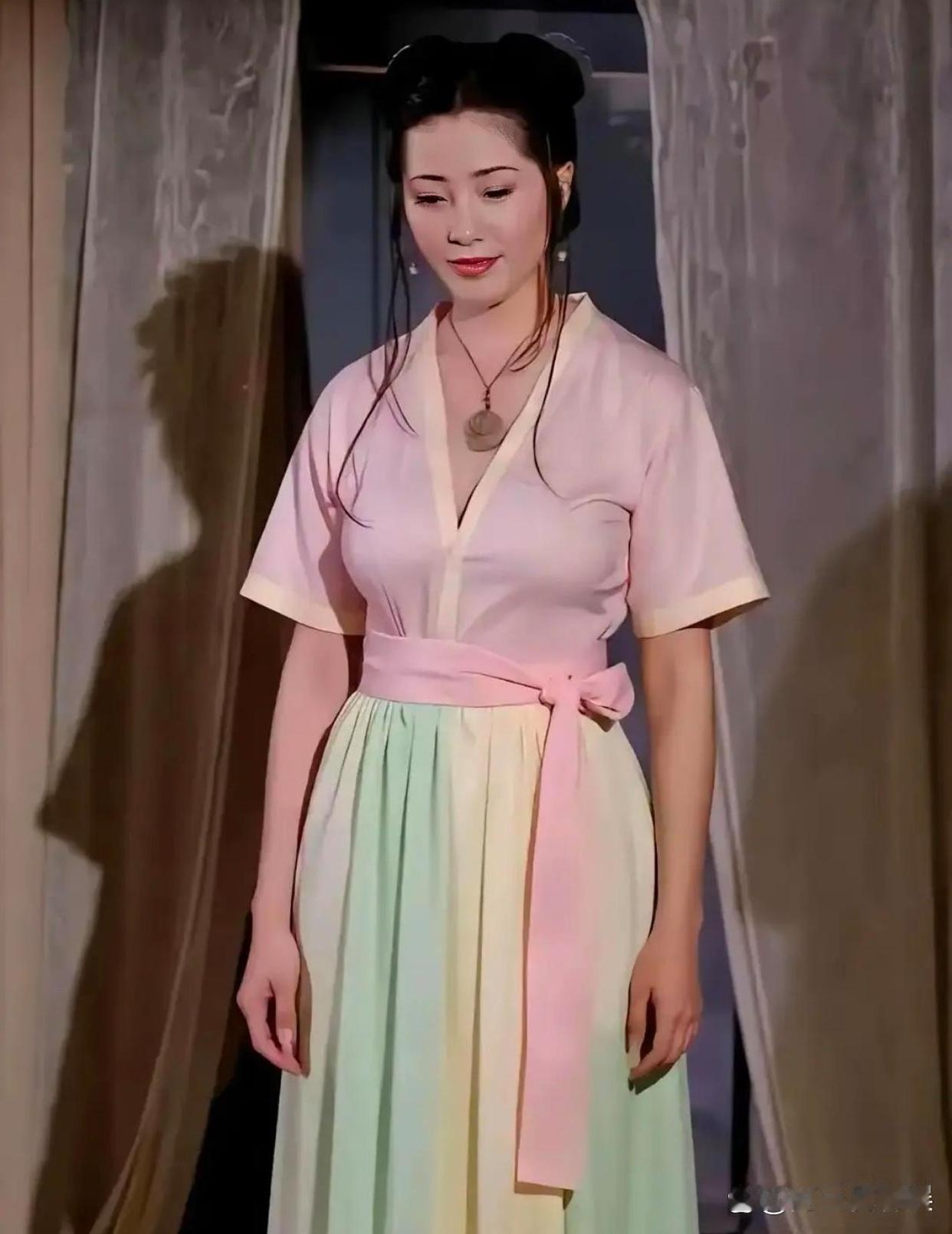 不得不佩服香港导演的选角能力这样的气质，还不把在坐的各位迷的不要不要的？ 