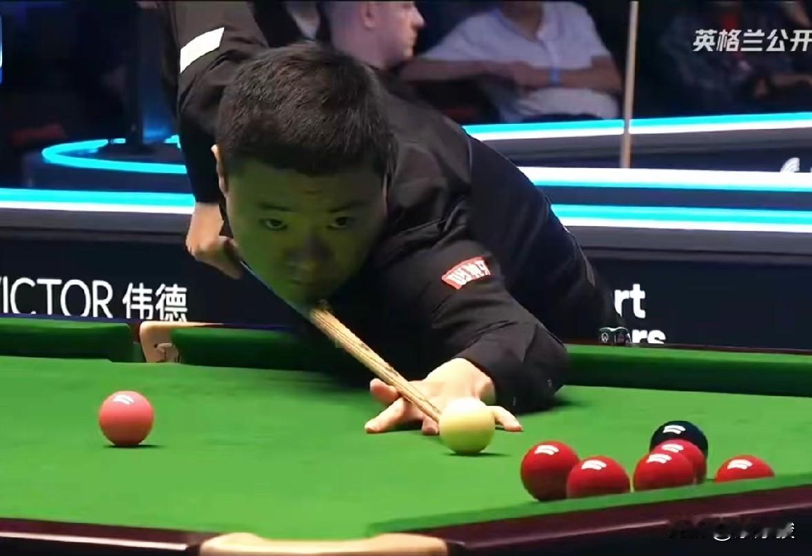 英格兰公开赛8强出炉，中国球员丁俊晖、周跃龙占据两席。刚刚结束的一场比赛，庞俊旭