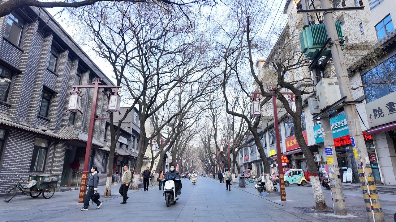 咸阳中山街在坚守历史文化底色的同时，有序引入年轻化、品质化业态，现代文创、特色店