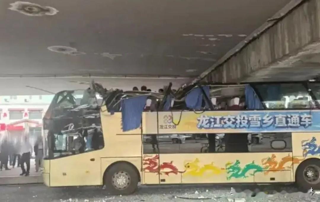5月20日，黑龙江哈尔滨市一辆载客双层巴士在行驶过程中与高架桥横梁发生别蹭，致车