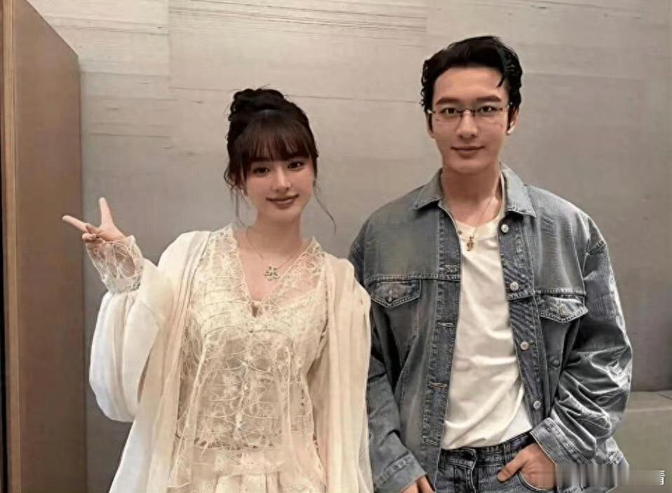 黄晓明现身妇产科医院小明哥的眼光只喜欢网红脸（zr）吗？还是说代表大部分男人都喜