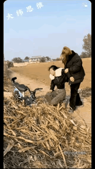 不管是不是三轮负责任，看样子这个应该是在田间小道上。经常下地干活的人都知道，在没