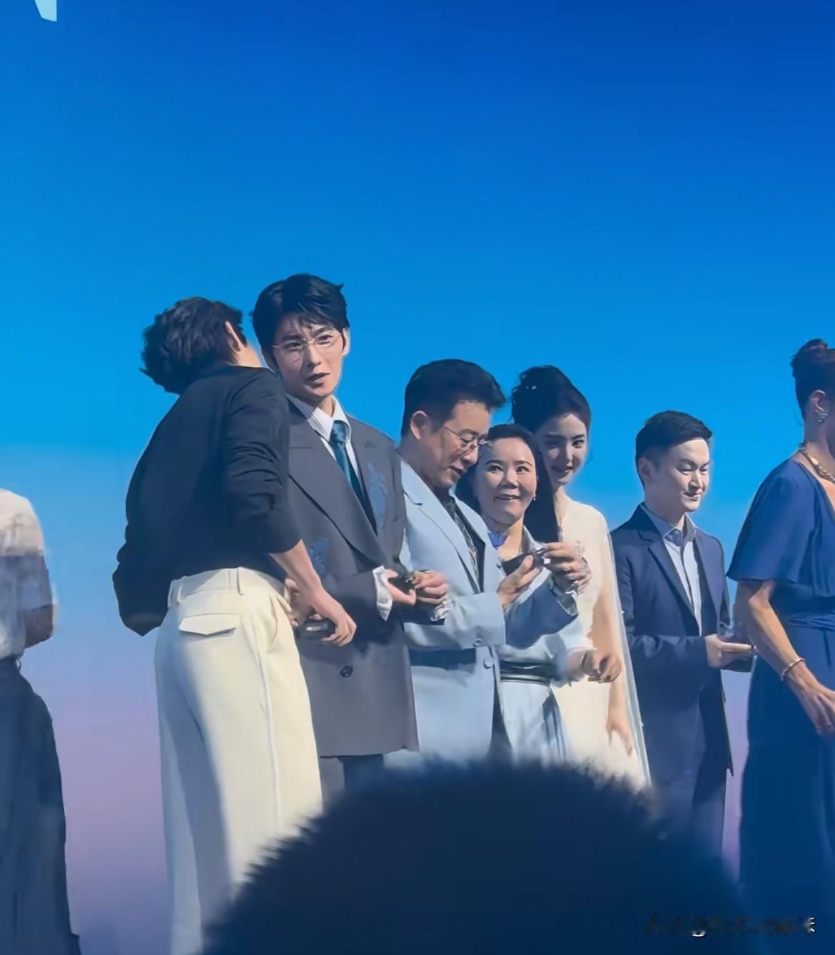 王鹤棣今晚是怎么了？
到处和别人贴贴！[吐血][吐血]
娇兰全球首位男性代言人 