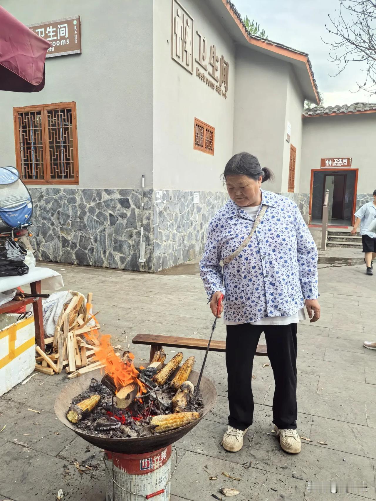 黄水大剧院旁，一把炭火烤出了最馋人的烟火气

路过黄水大剧院旁边的卫生间，一阵焦