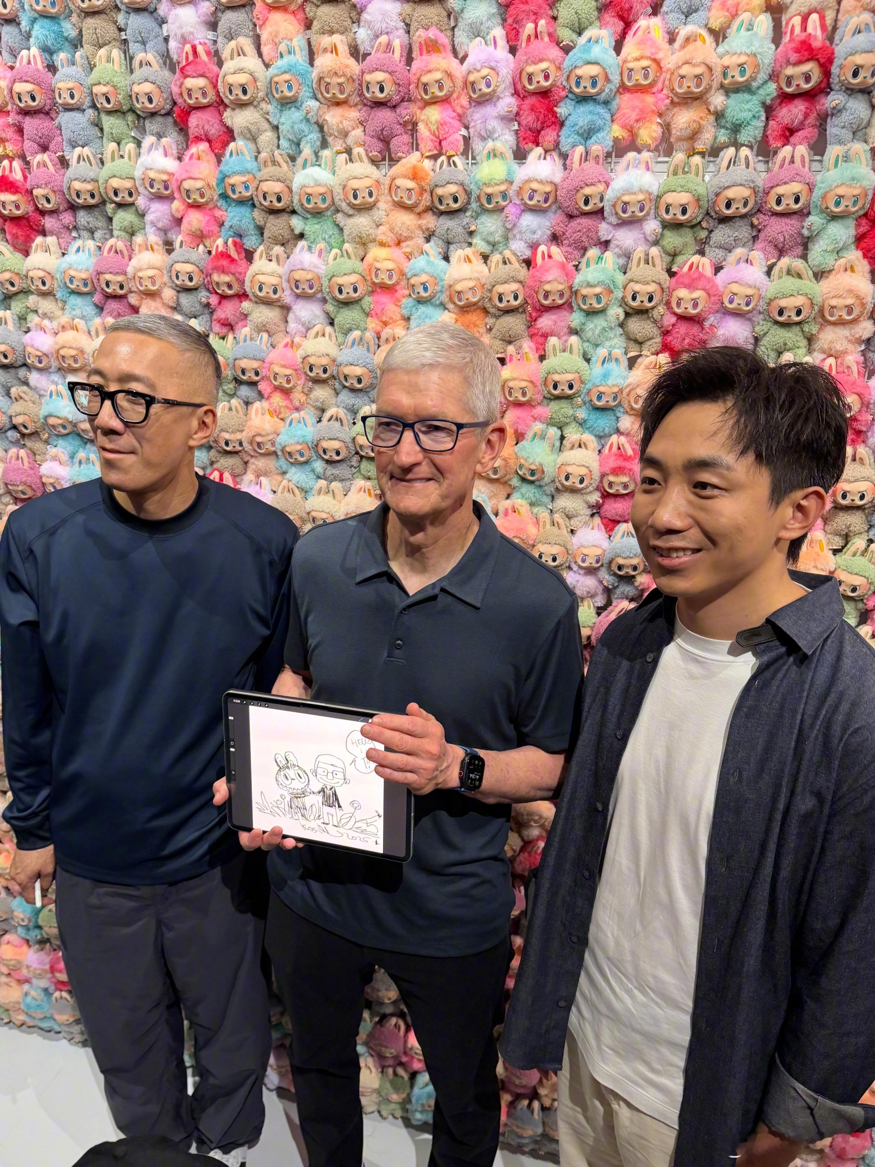 库克也很喜欢 Labubu 啊[点赞]以后泡泡玛特的数码配件有没有可能上架 Ap