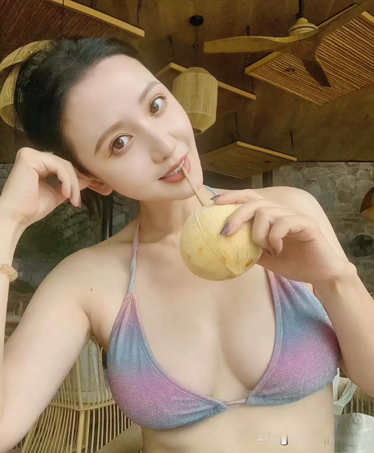 张萌泳装变化还挺大的！