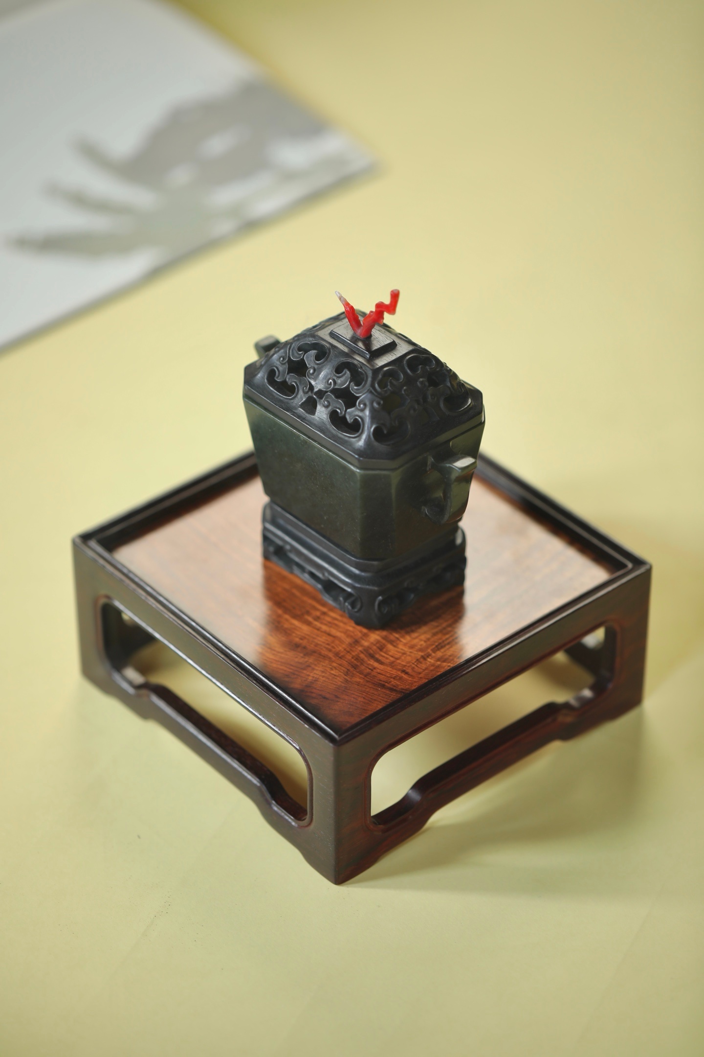 紫檀嵌花梨 | 底座 香几紫檀为框，花梨作面，整料拼接无隙，榫卯工艺稳固。紫檀色