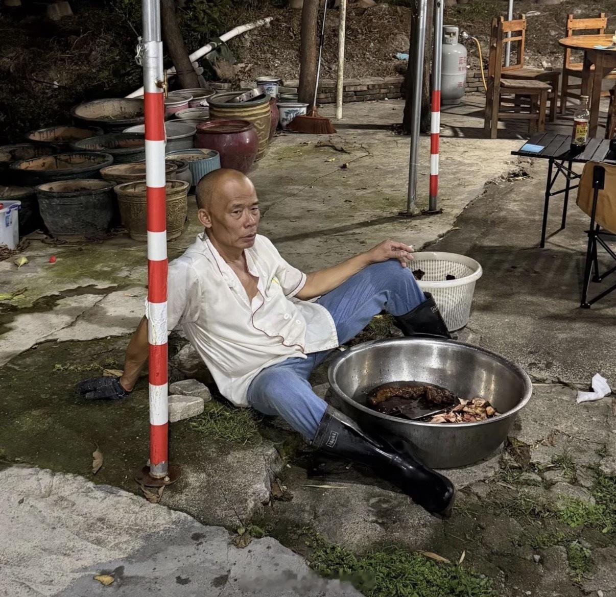 莫氏鸡煲爆火帮工一周就扛不住了笑死了本来是迷茫的，现在不仅累迷茫，而且很绝望 大