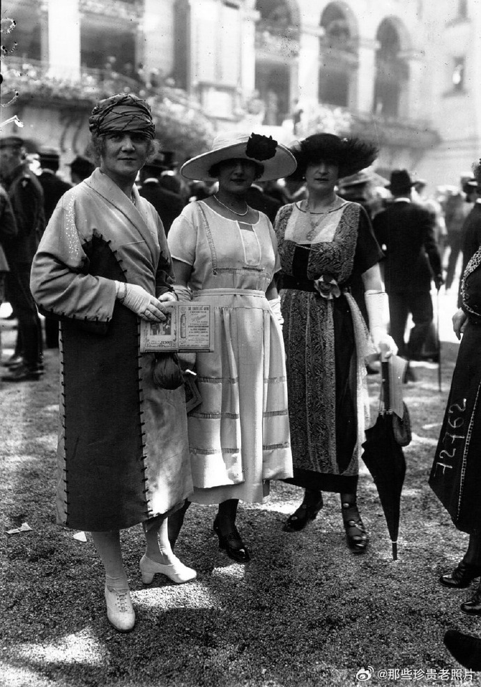 1919年巴黎街头的时尚女性 