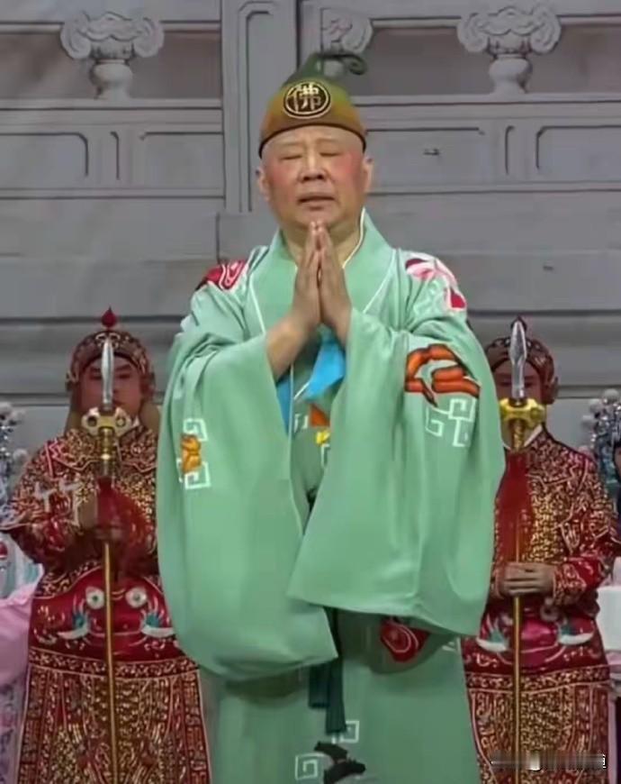 一个是相声界的顶流，一个是草根界的网红，本来八竿子打不着，结果这半个月全栽在了同