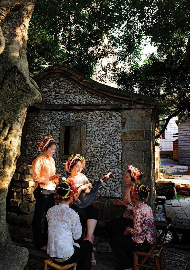 维京人的四处抢掠愣生生把西欧逼的到处建城堡，用土楼加木栅栏一围就行，为了防御无孔