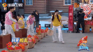 张艺凡和鸡斗上了你好星期六张艺凡这波和鸡斗上太真实了！使出浑身解数，还是没搞定乱