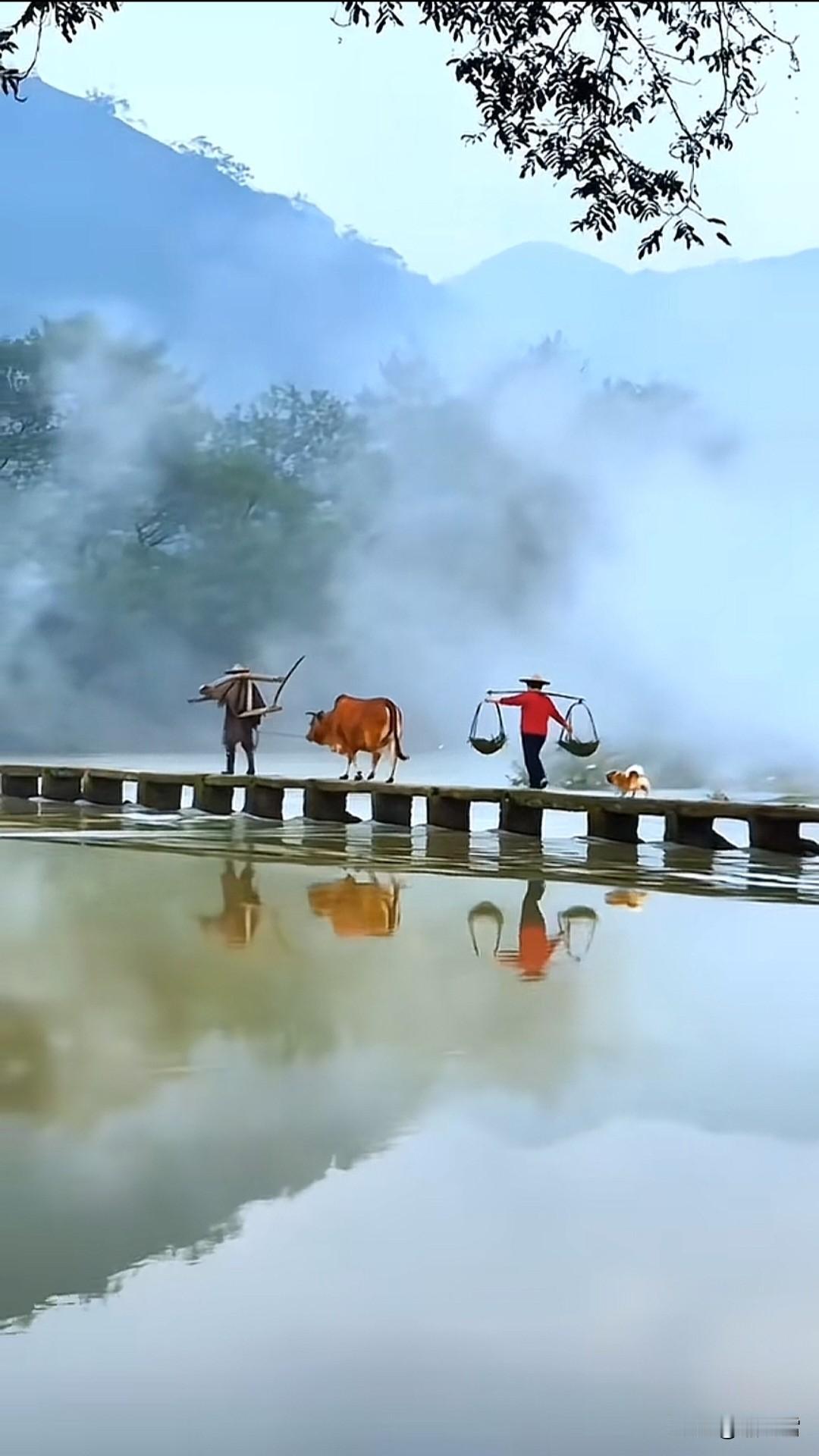 山醒云轻碧涨痕，人间初换葛天裙。
我与春风相答问：芳讯，斜簪鬓角作新邻。
笑指花