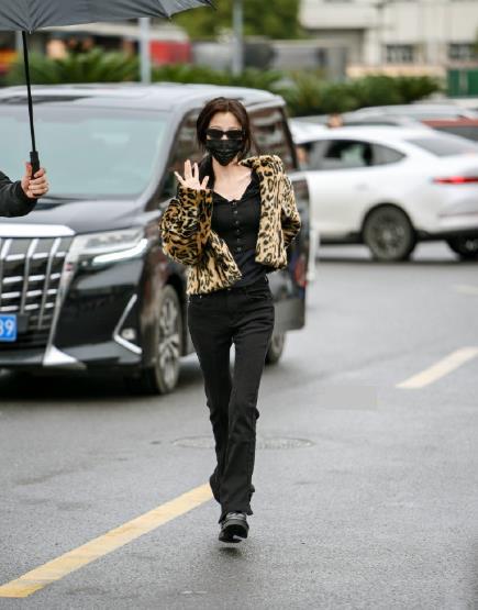 虞书欣豹纹装 “普花”虞书欣穿豹纹外套搭配黑色紧身套装马年后第一天开工上班。有网
