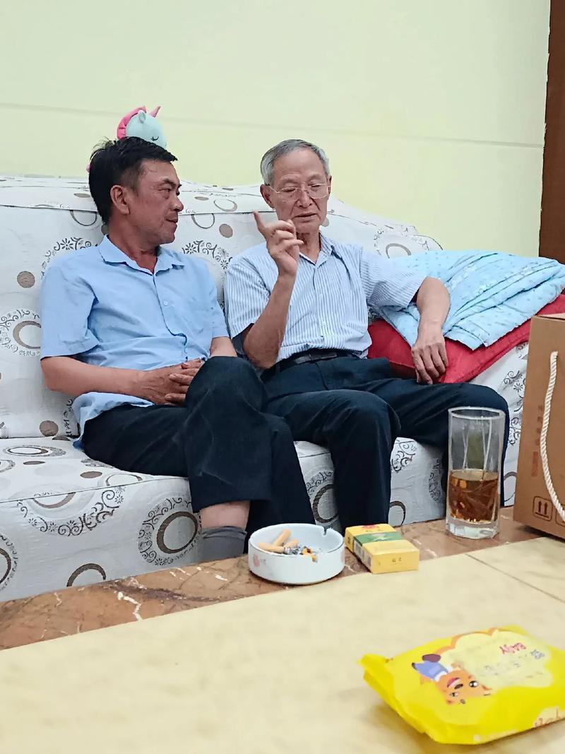 看到男子路过小学班主任家门进门看望老师这则消息，曾经做过几年教师更贴切讲是做过班