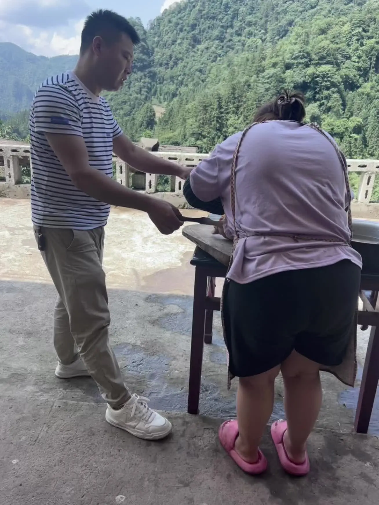 你们回来的时候来我家吃柴火鸡