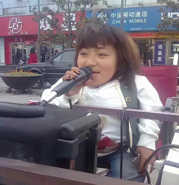 谁能想到，当年那个在街头趴在轮椅上卖唱的小姑娘，如今摇身一变成了身价不菲的女总裁