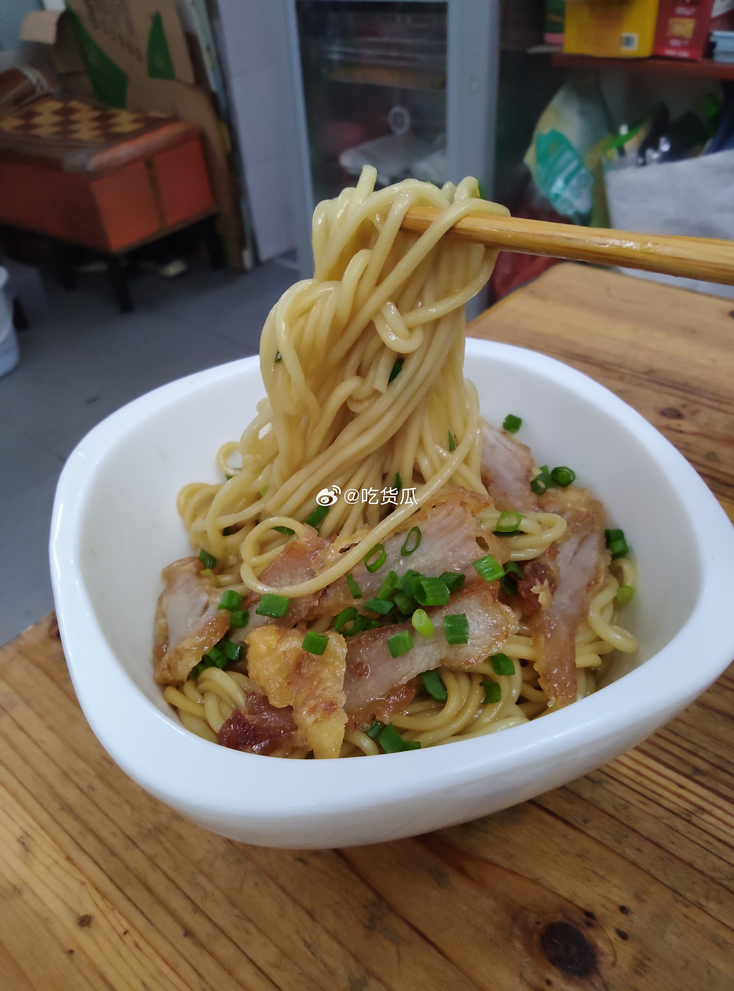 杏花街左转往潮汕路的那条小路叫啥来着，新岐南路对吧，这家叫姚氏缘味腌面，不知道是