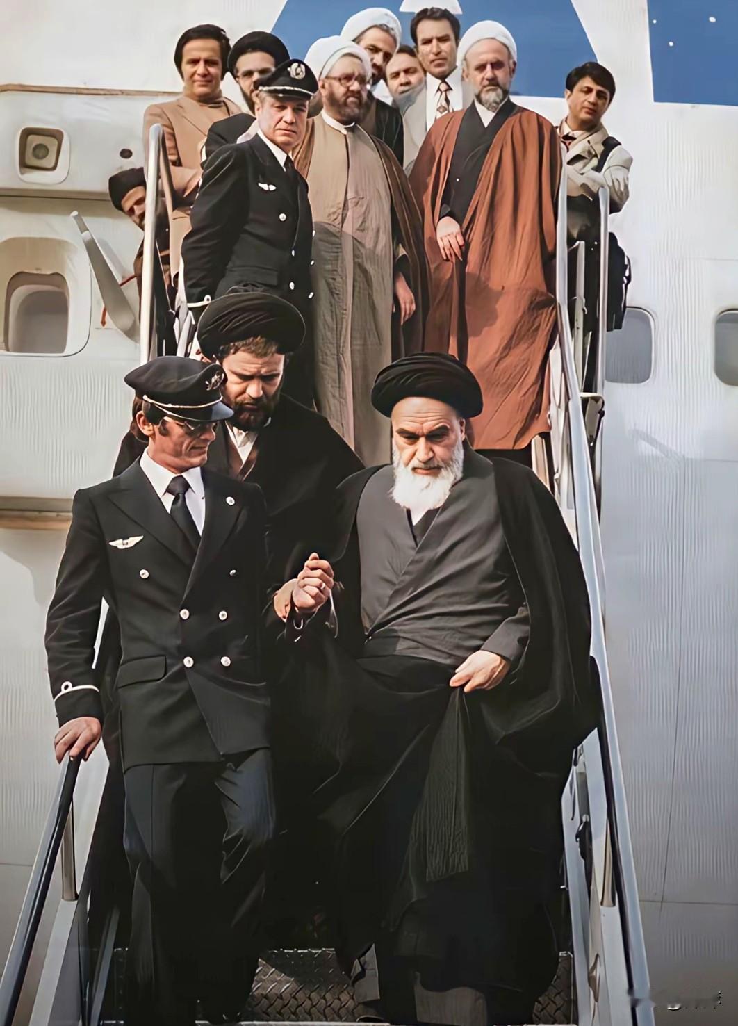 1979年2月1日，流亡14年的伊朗什叶派领袖鲁霍拉·穆萨维·霍梅尼，在法航机长