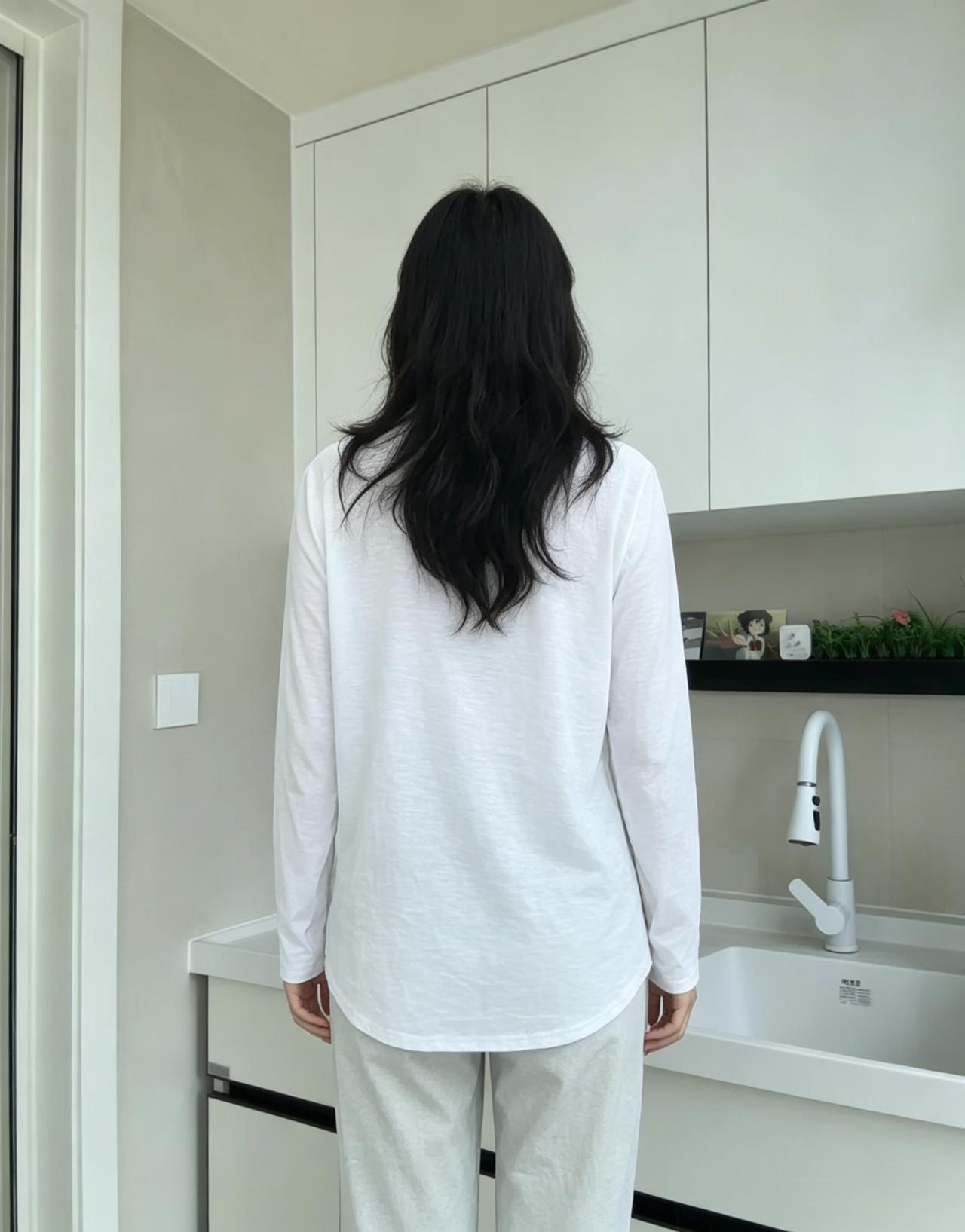 一袭霜衫衬素身，垂丝千缕软如云。
无须转面窥容貌，背影清妍亦动人。