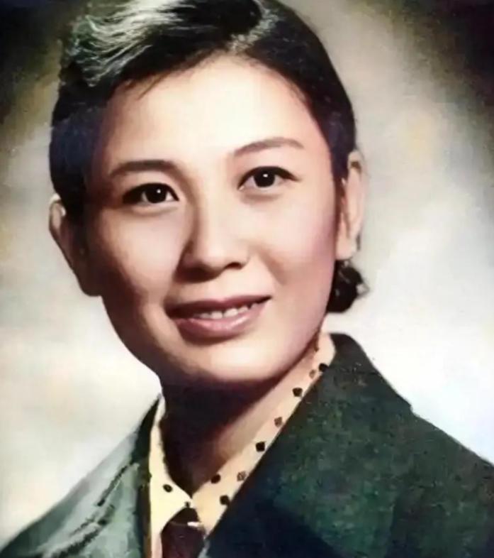 1948年，走投无路的严凤英在南京嫁给商号老板甘律之。这段婚姻只维持了几年，19