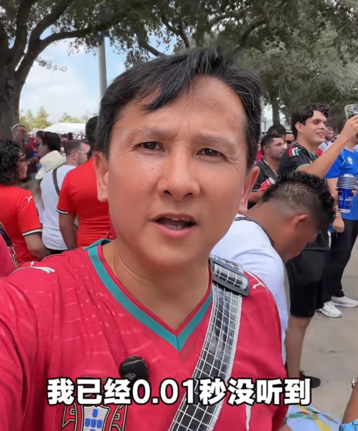 大量的梗里发现了少量的解说约上一群球友熬夜守赛事，深夜想吃夜宵赛后想找包间聚餐，