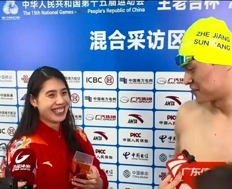 就他伸手，轻轻碰了一下那块金牌。
就那一下。
我承认我有点破防了。
他摸的哪是金