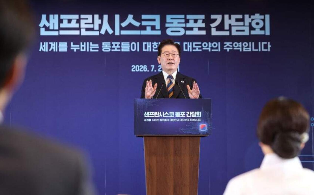 【李在明总统在旧金山人工智能峰会上称“韩国要成为领先其他国家半步的领先者……”】