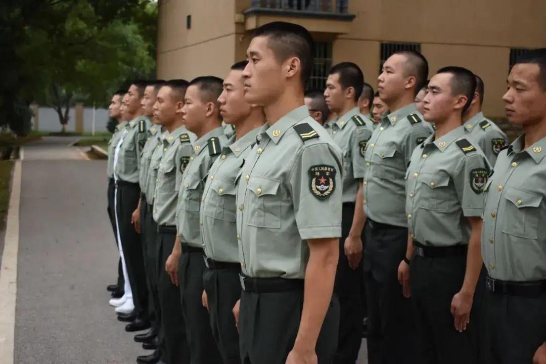 军士院校毕业后会根据考生报考阶段不同，在读期间军衔顺调，毕业后为下士或中士，根据