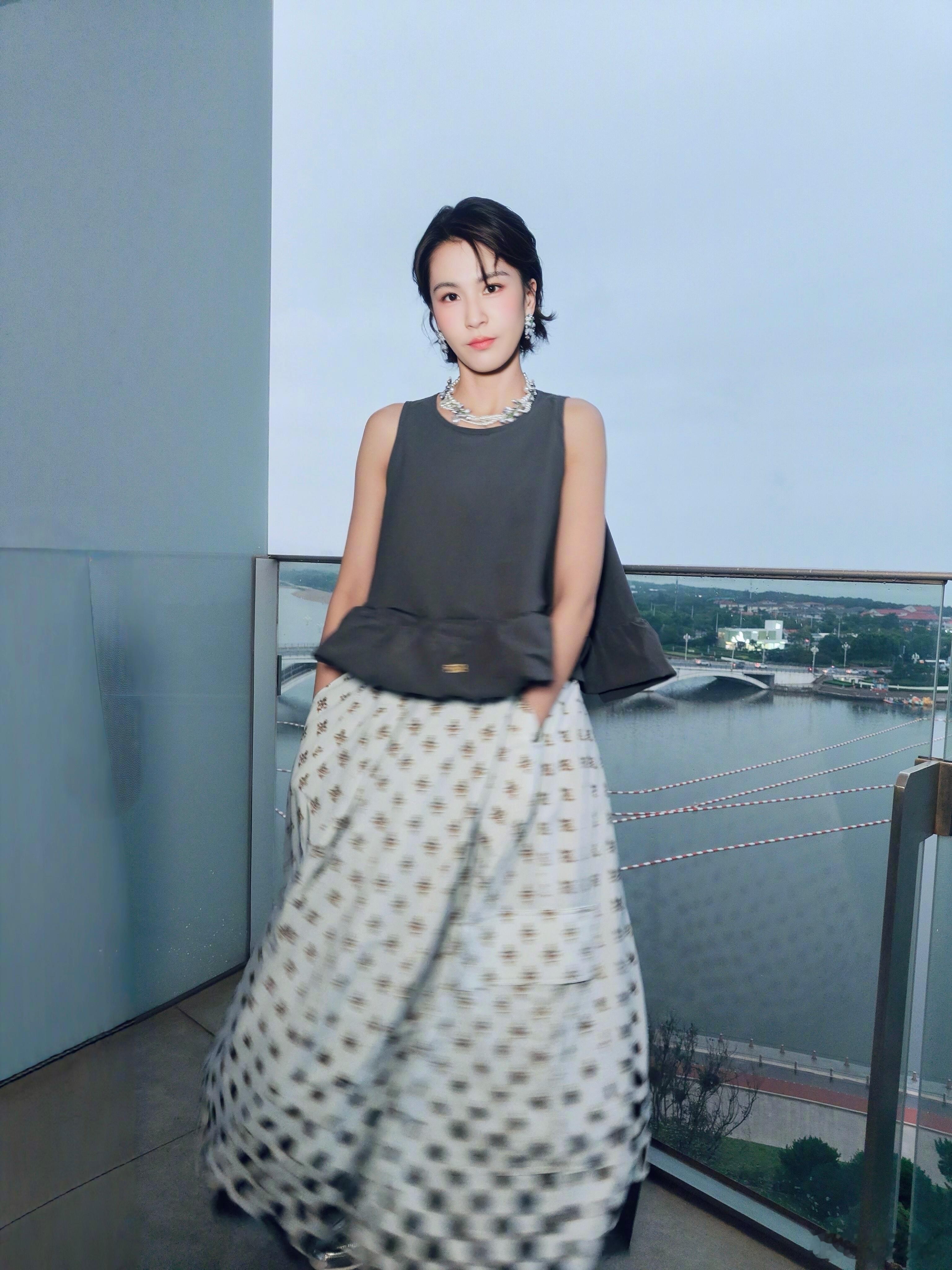 这个女人好爱插兜，穿裙子也要插兜