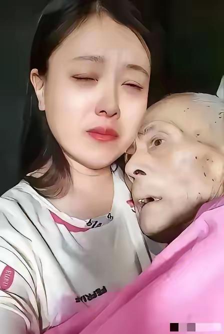 泪目了，河南，一老人在医院看病，自知可能要不行了，就跟女儿说想喝一碗面汤，女儿二