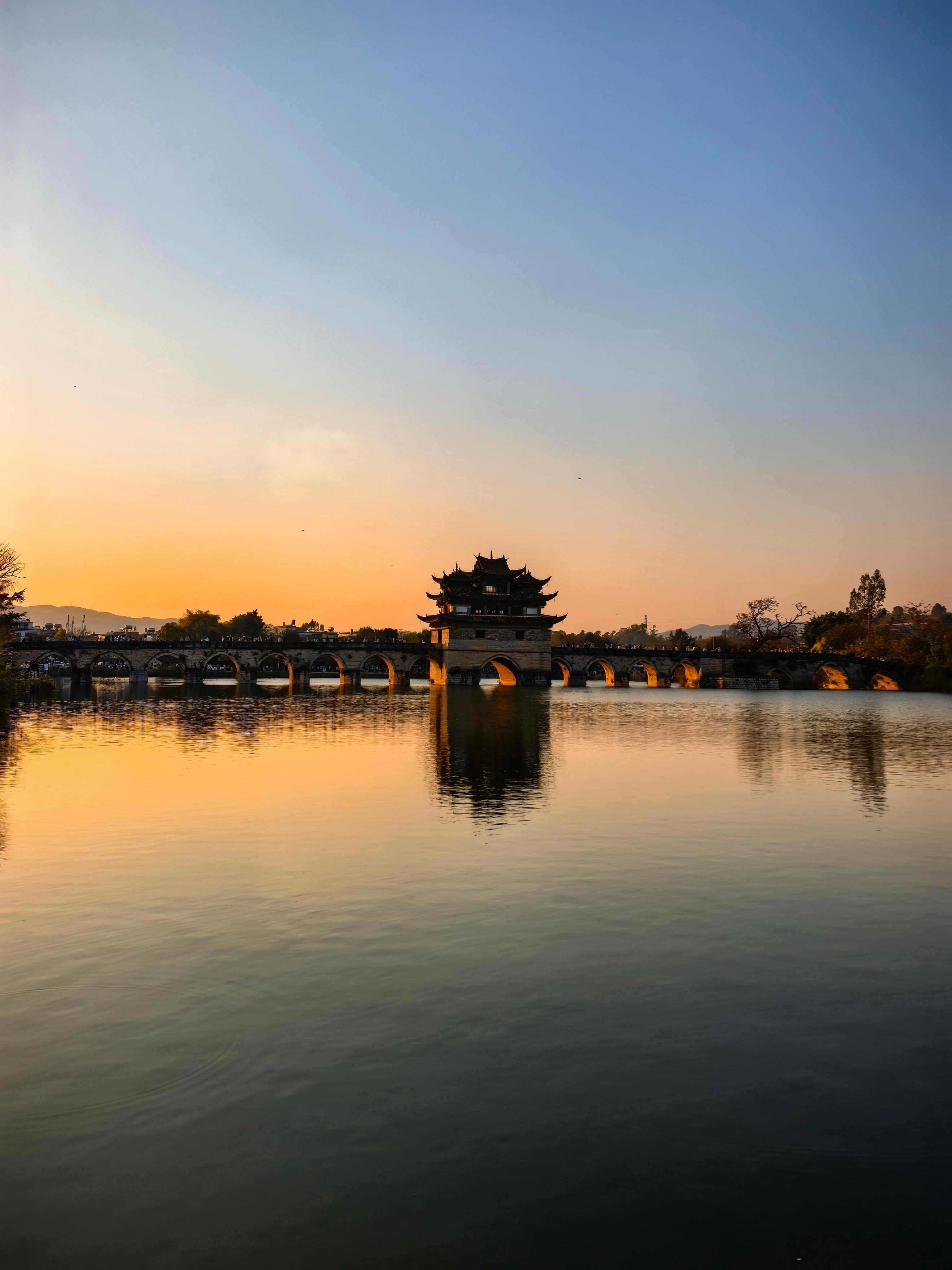 十七孔桥日落很赞。近天黑，打车不易，加了价，司机一路堵过来接。回城已经八点多。点