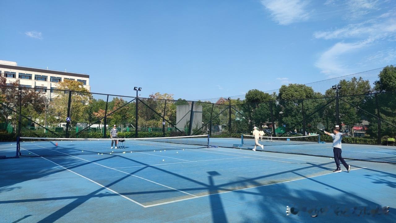 当我心情低落的时候，我首先要想到的两样第一是运动，一出汗有时候一照镜子就会让你自