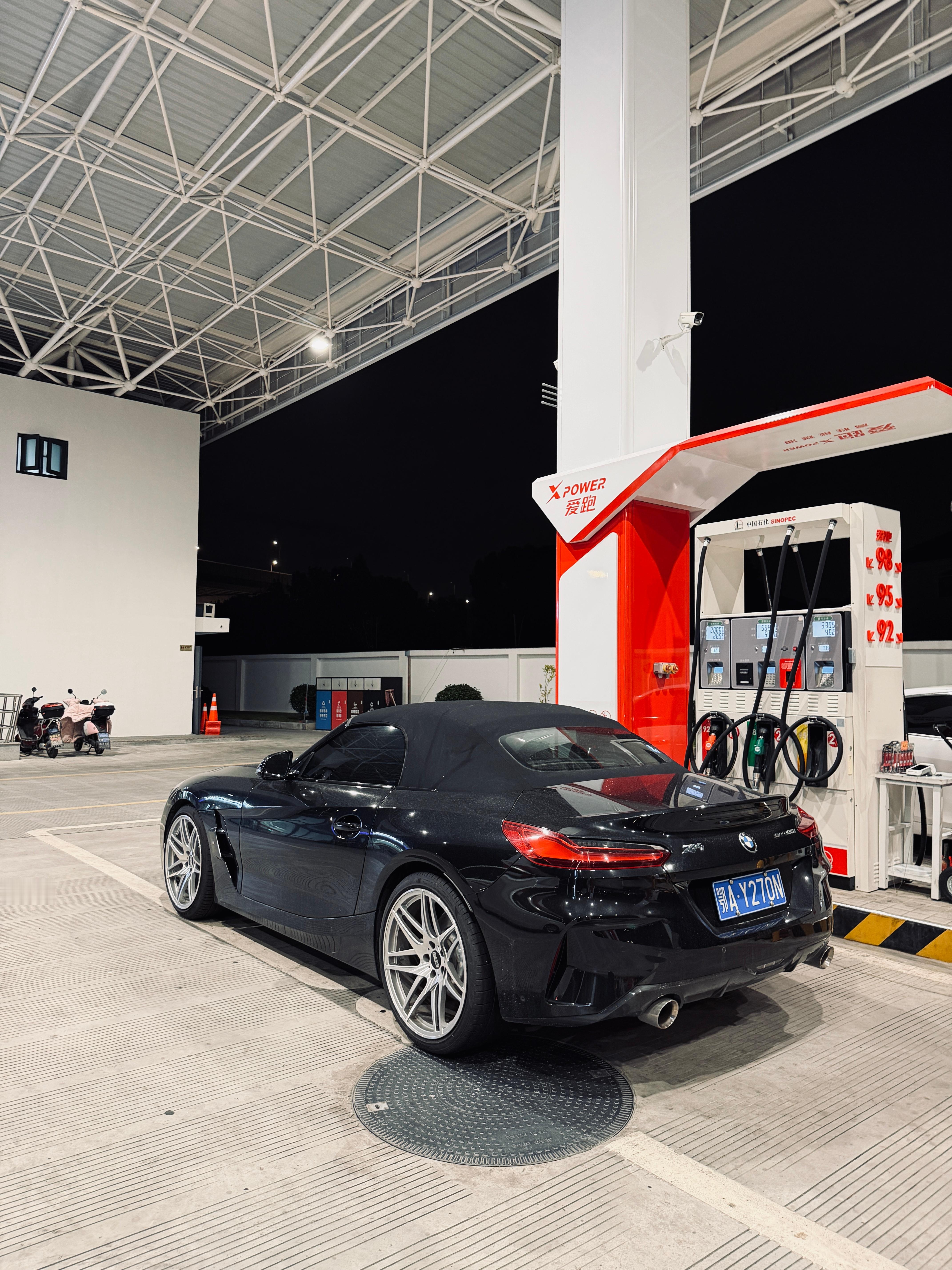 大半夜给车加个油顺便溜溜车开启出差空中飞人模式 