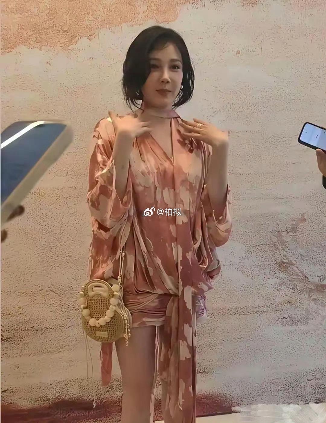太夸张了，陈小纭的大腿小腿几乎一样细 
