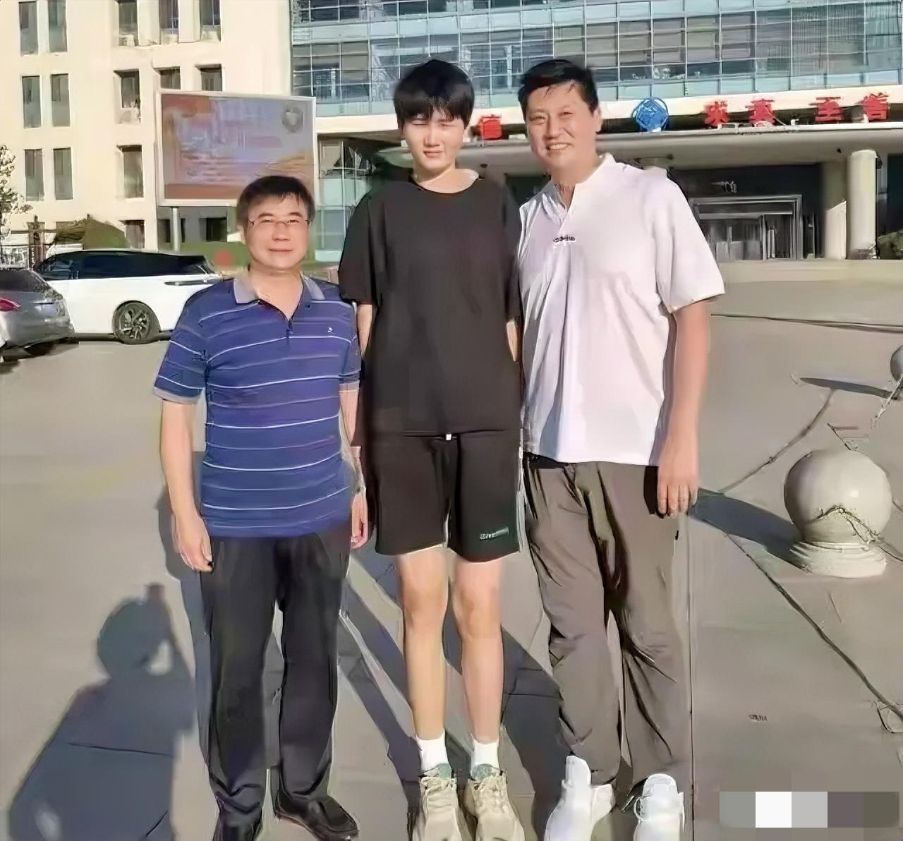 柏荷雨欣这个名字，在篮球圈里开始有点响动了。

一个15岁的孩子，身高长到了2米