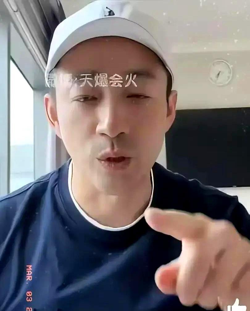 汪小菲对着镜头梗起脖子吼我不姓张，硬生生把张兰逼上连夜回京的飞机。
 
你坐下来