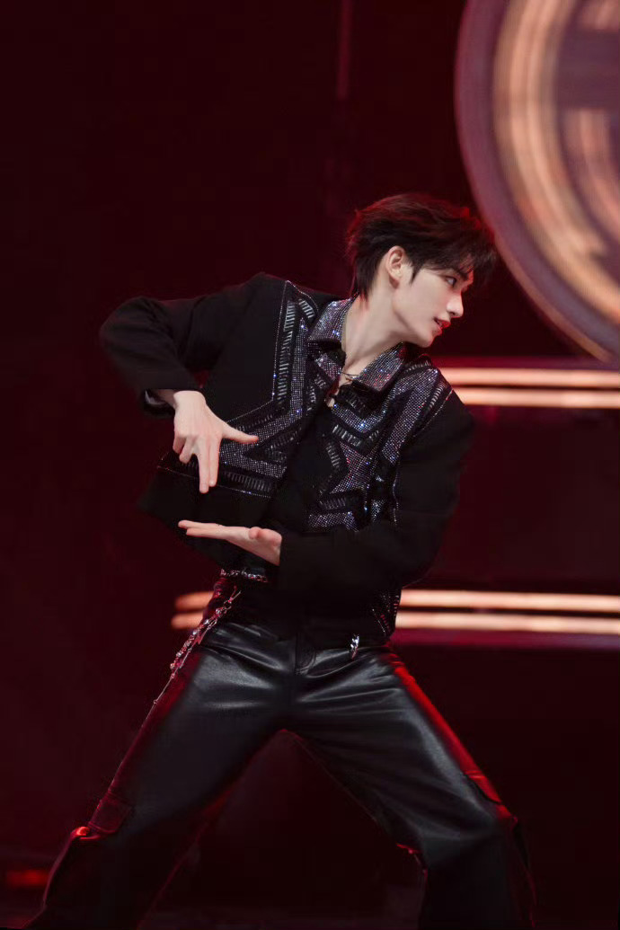 丁程鑫闪钻allblack热舞来了！谁来懂一下这个小丁的帅气值啊，今晚一起蹲好这