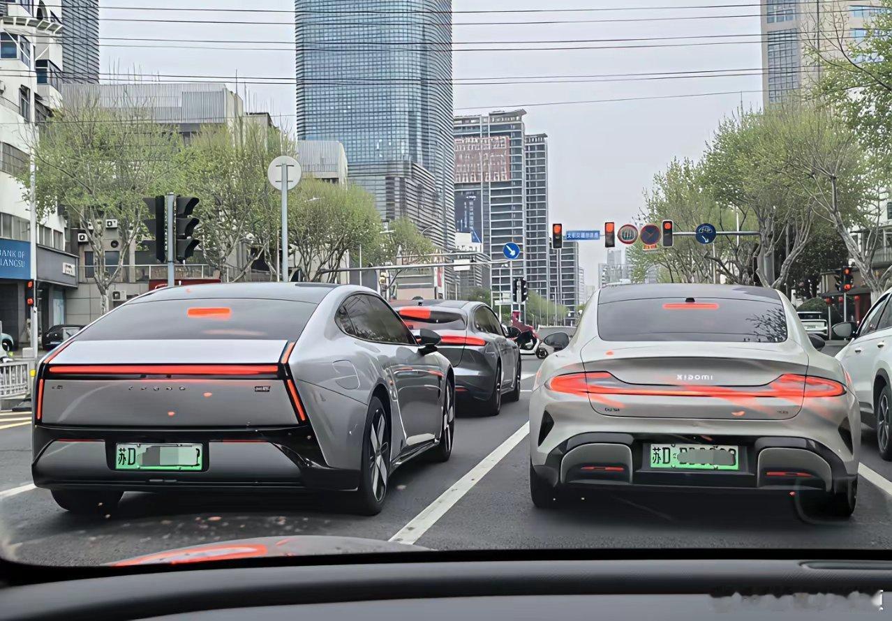 一边是小鹏P7的直男直线，一边是小米SU7的温柔曲线，这俩设计摆一块，谁戳你审美