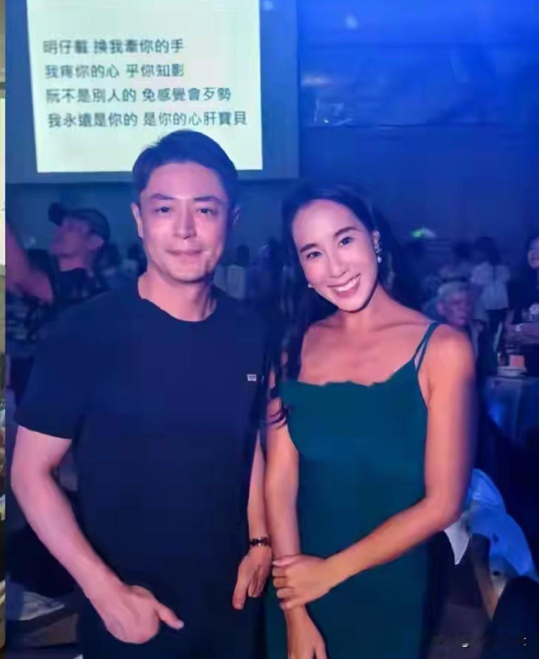 近日，林心如的父母在中国台北一家高档酒店里宴宾客，庆祝他们结婚50周年，迎来金婚