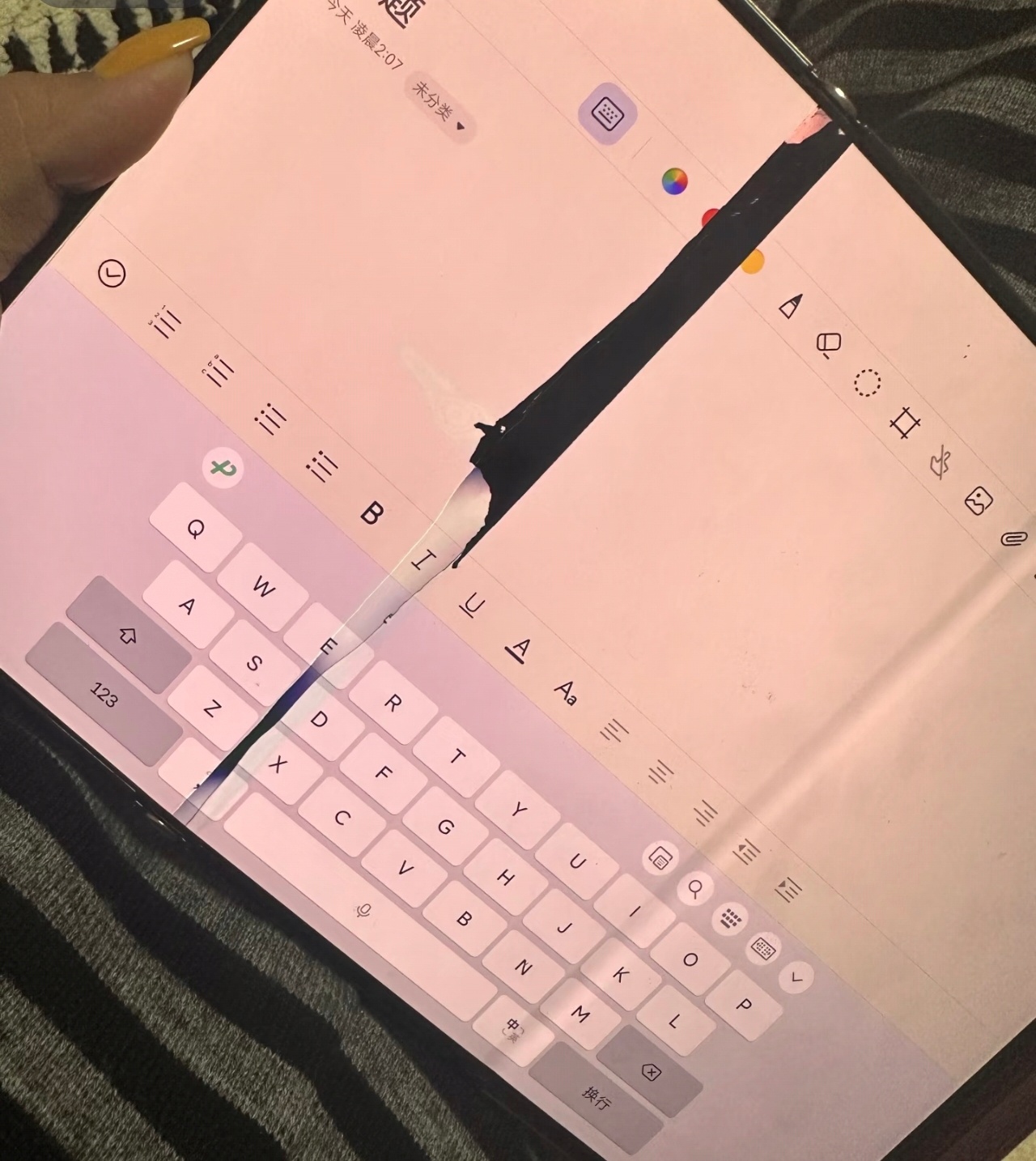 曝三星三折叠屏手机面临退市三折叠屏就是一个鸡肋，使用不方便，谁没事总是把三折叠屏