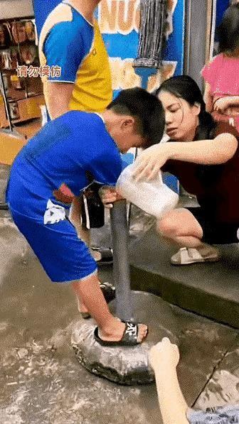 小男孩把手伸进钢管拔不出来了。三个小时了，小男孩一堆屎等着要拉，一串串的长屁薰得