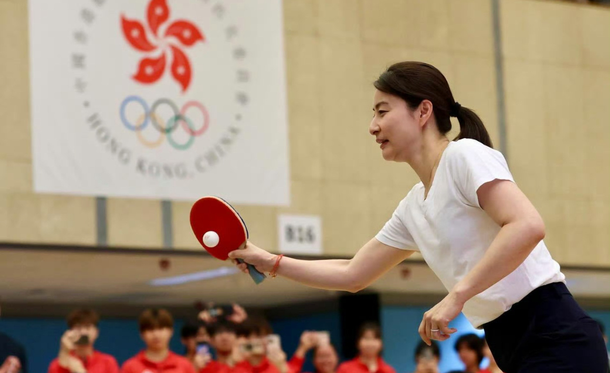 马龙现身香港理工大学交流，人气直接炸场。被粉丝围得水泄不通，全程都笑盈盈的，半点