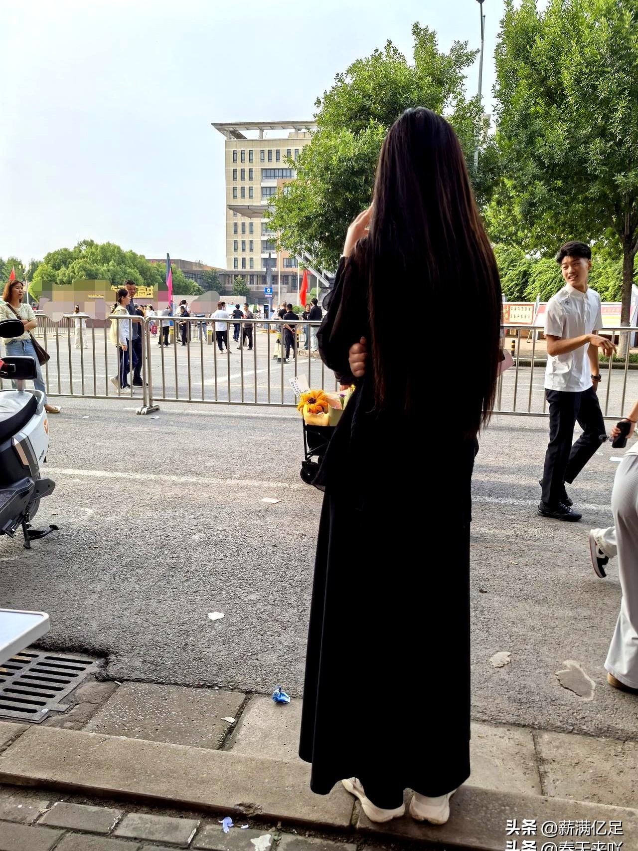 6.22早上, 铃声一响, 这一届中考语文就先给了孩子们一个下马威。
普遍80到