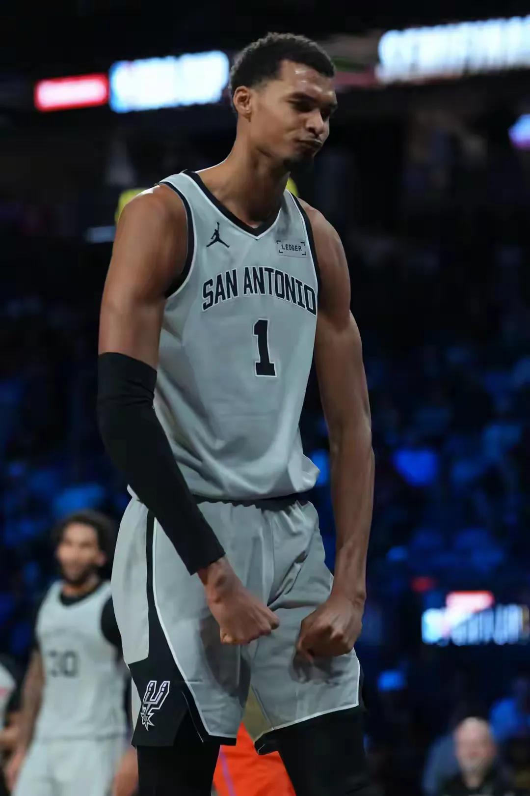 马刺打赢24胜1负的雷霆，这意义十分重大。这意味着马刺已经开始了真正的崛起，斑马