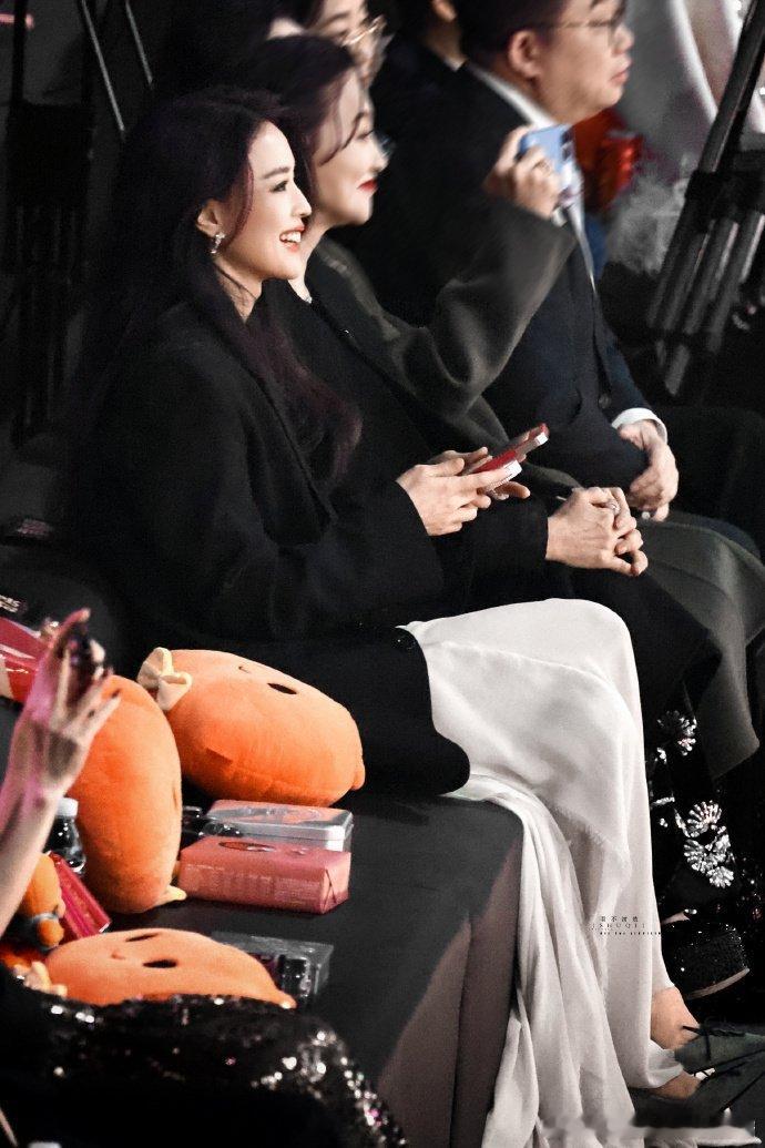 昨晚微博之夜，舒淇全程手机不离手，引发网友好奇舒淇微博之夜什么手机？原来是荣耀5