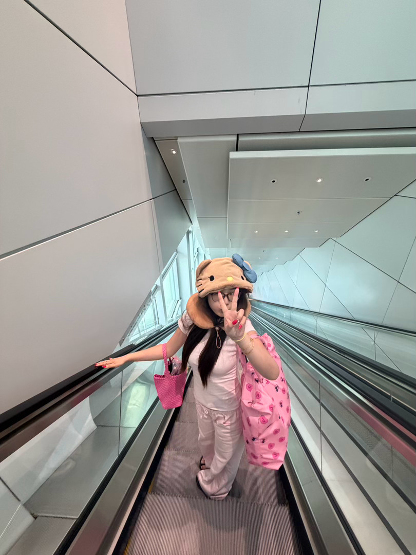 香港转机路过一家迪士尼商店，上次去香港玩剩的现金还好还在包里哈哈哈，立马进去买了