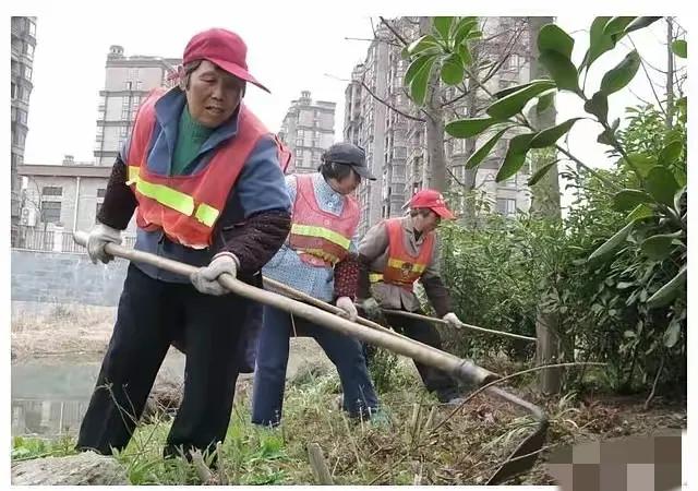 你发现了吗？

60岁左右的人

只有背不驼

腿不弯

肚子不大

身体均匀，